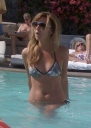 Nadine_in_the_pool_at_her_hotel_in_Los_Angeles_26_06_09_282129.jpg