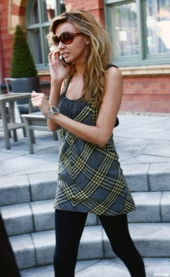 Nadine_leaving_Hotel_to_O2_Arena_020509_28129.jpg