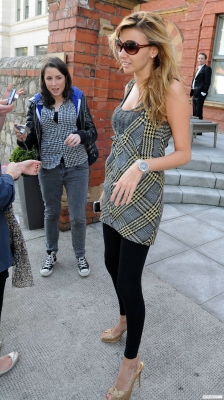 Nadine_leaving_Hotel_to_O2_Arena_020509_28629.jpg