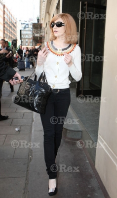 Nicola_Roberts_leaving_the_Mayfair_hotel_260509_28429.jpg
