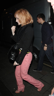 Nicola_Roberts_arriving_at_Mayfair_Hotel_270509_28129.jpg