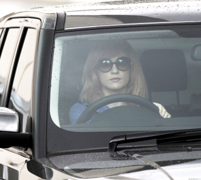 Nicola_Roberts_is_seen_leaving_her_hotel_in_Manchester_180509_28229.jpg