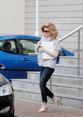 Nicola_Roberts_leaves_her_hotel_in_Manchester_030609.jpg