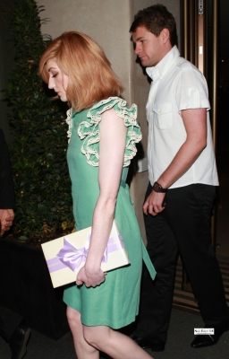 Nicola_Roberts_leaving_Mayfair_hotel_en_route_to_Vanilla_Club_010709_282129.jpg