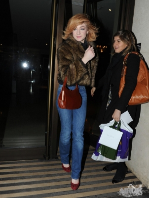 Nicola_Roberts_out_in_Mayfair_19_12_09_28529.jpg