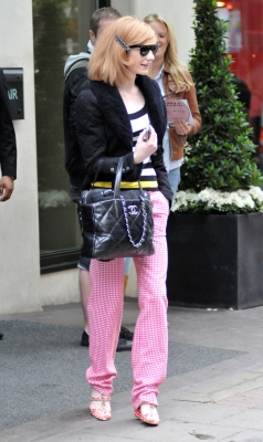 Nicola_Roberts_seen_leaving_Mayfair_hotel_270509_28129.jpg