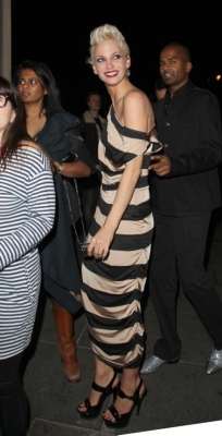 Sarah_Harding_and_Nicola_Roberts_leaving_NME_Afterparty_250209_281529.jpg
