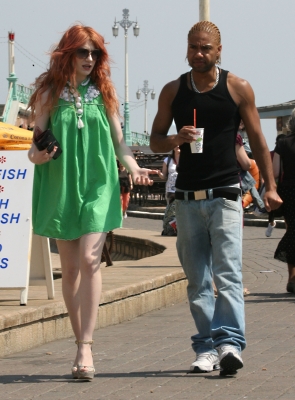 Girls_Aloud_out_in_Brighton_14_05_08_283629.jpg