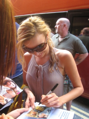 Girls_Aloud_strolling_in_the_sunshine2C_Brighton_UK_140508_281029.jpg
