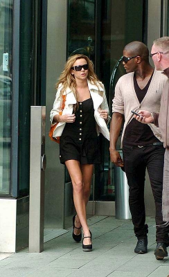 Nadine_Coyle_leaving_her_hotel_in_Manchester_290508_28129.jpg