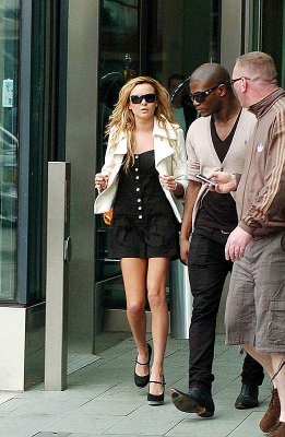 Nadine_Coyle_leaving_her_hotel_in_Manchester_290508_28229.jpg