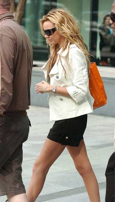 Nadine_Coyle_leaving_her_hotel_in_Manchester_290508_28429.jpg