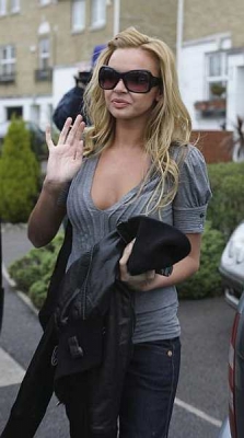 Nadine_Coyle_leaving_her_house_20_03_2008_28129.jpg