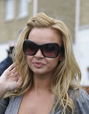 Nadine_Coyle_leaving_her_house_20_03_2008_28229.jpg