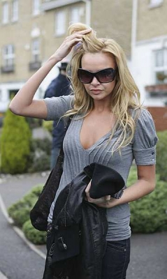 Nadine_Coyle_leaving_her_house_20_03_2008_28329.jpg