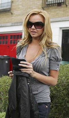 Nadine_Coyle_leaving_her_house_20_03_2008_28529.jpg