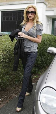 Nadine_Coyle_leaving_her_house_20_03_2008_28729.jpg