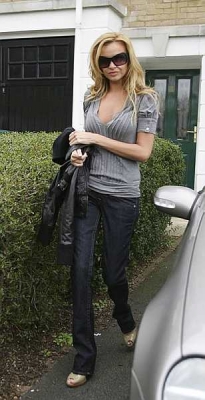Nadine_Coyle_leaving_her_house_20_03_2008_28829.jpg