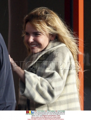 Girls_Aloud_arrive_at_a_studio_complex2C_London_101108_28529.jpg
