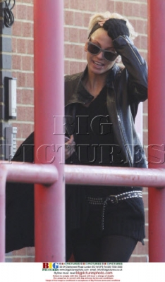 Girls_Aloud_arrive_at_a_studio_complex2C_London_10_11_08_281129.jpeg