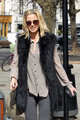 Sarah_Harding_leaving_her_home_04_04_12_281729.jpg