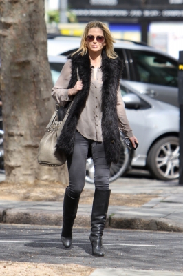 Sarah_Harding_leaving_her_home_04_04_12_282129.jpg