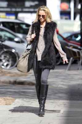 Sarah_Harding_leaving_her_home_04_04_12_282229.jpg
