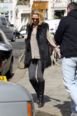 Sarah_Harding_leaving_her_home_04_04_12_282429.jpg