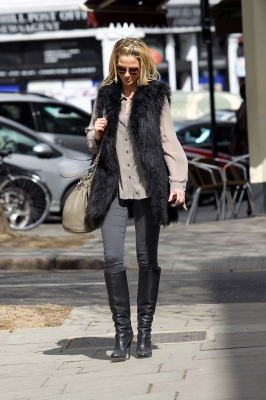 Sarah_Harding_leaving_her_home_04_04_12_28829.jpg
