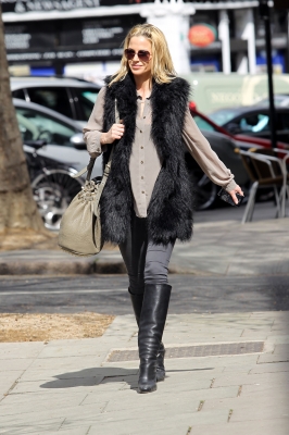 Sarah_Harding_leaving_her_home_04_04_12_28929.jpg