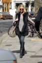 Sarah_Harding_leaving_her_home_04_04_12_282329.jpg