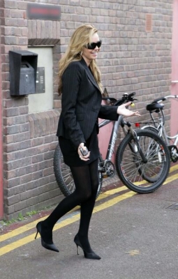 Nadine_Coyle_heading_to_a_London_Studio_-_21_11_08_281029.jpg