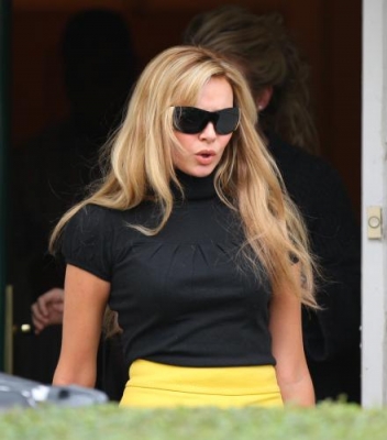 Nadine_Coyle_leaving_her_home_with_her_new_man_06_09_08_281629.jpg