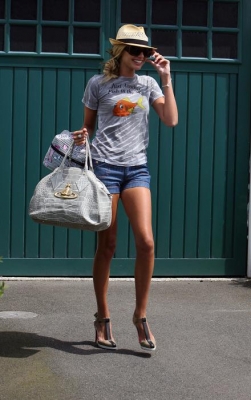 Nadine_Coyle_leaving_her_home2C_London_040708_28829.jpg