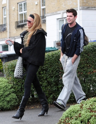 Nadine_Coyle_leaving_her_home2C_London_151008.jpg