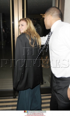 Nadine_Coyle_leaving_Nobu_and_arriving_at_Mayfair_Hotel_21_11_08_281229.jpg