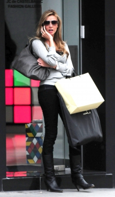 Nadine_Coyle_shopping_in_London_270808_28129.jpg