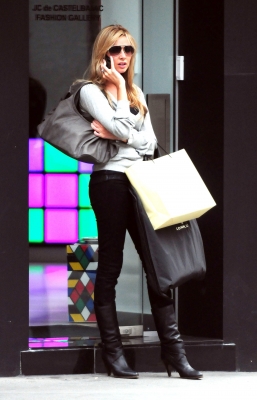 Nadine_Coyle_shopping_in_London_270808_28229.jpg