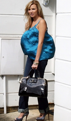 Nadine_leaving_her_home2C_London_100908_28229.jpg