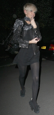 Sarah_and_Nadine_arriving_at_Nadine_s_house_14_11_08_28829.jpg