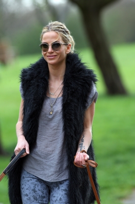 Sarah_Harding_walking_her_dogs_06_04_12_28429.jpg