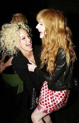 Sarah_and_Nicola_leaving_Nobu_and_Mahiki_01_03_08_287629.jpg