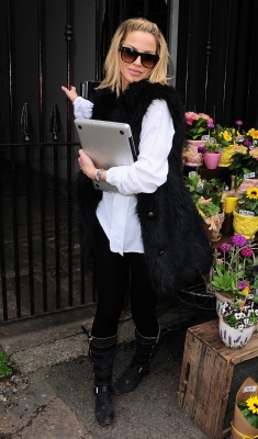 Sarah_Harding_leaving_her_home_07_04_12_28129.jpg