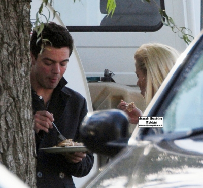Sarah_Harding_taking_pictures_of_herself2C_London_09_11_08_282129.jpg