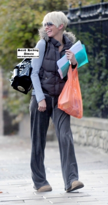 Sarah_Harding_taking_pictures_of_herself2C_London_09_11_08_282629.jpg