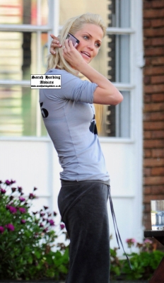 Sarah_Harding_taking_pictures_of_herself2C_London_09_11_08_28829.jpg