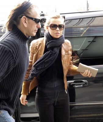 Kimberley_Walsh_arriving_at_a_London_hotel_20_03_08_28129.jpg