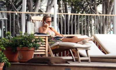 Kimberley_Walsh_relaxing_by_a_pool2C_California_16_02_08_28329.jpg