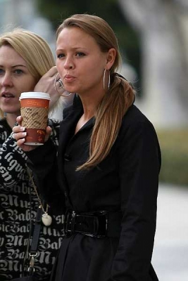 Kimberley_Walsh_shopping_on_Melrose_Avenue2C_Hollywood_19_02_08_282129.jpg