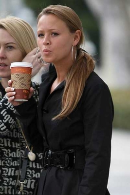 Kimberley_Walsh_shopping_on_Melrose_Avenue2C_Hollywood_19_02_08_284129.jpg